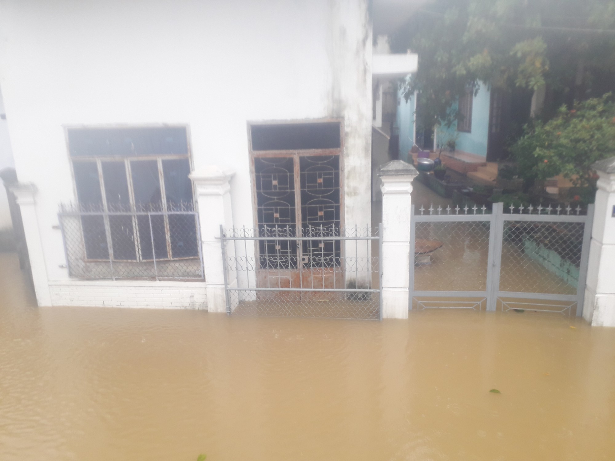 L&agrave;ng mạc Quảng Nam ngập ch&igrave;m trong nước, thủy điện vẫn xả lũ - Ảnh 12.