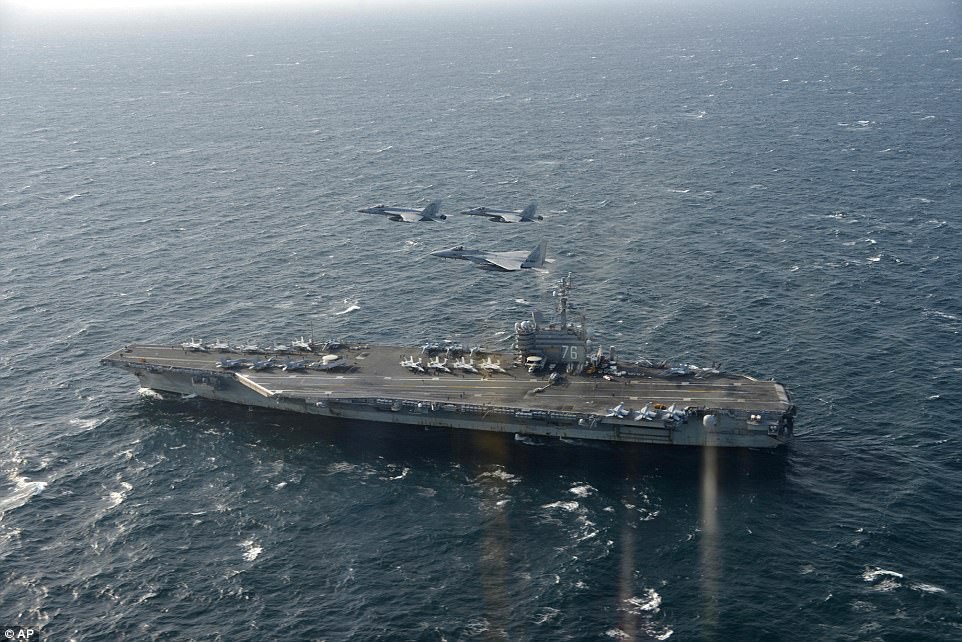 Hia máy bay U.S. F/A-18 (Mỹ) và F-15 (Nhật Bản) bay phía trên tàu USS Ronald Reagan trong lúc tập trận. Ảnh: REUTERS