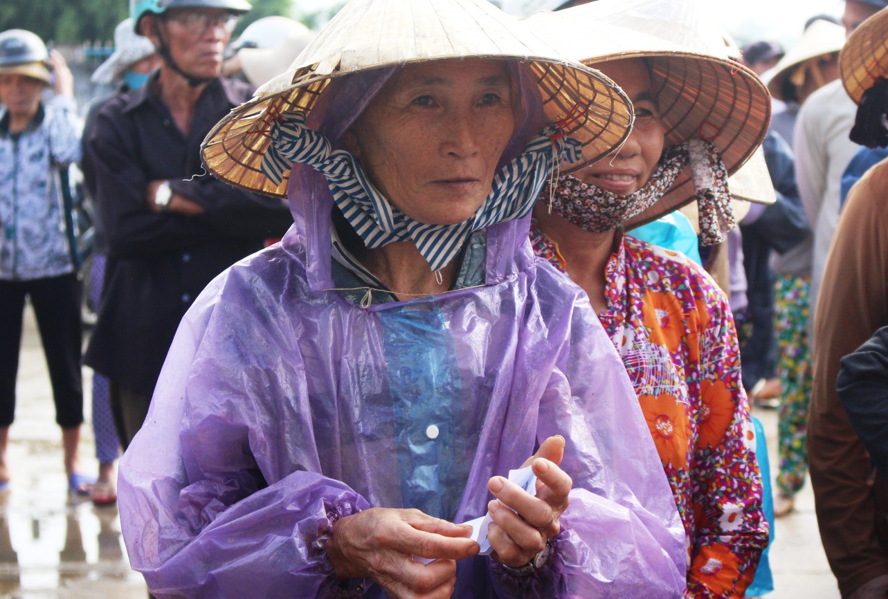 Cảm động những h&igrave;nh ảnh trao qu&agrave; cứu trợ nơi rốn lũ - Ảnh 3.