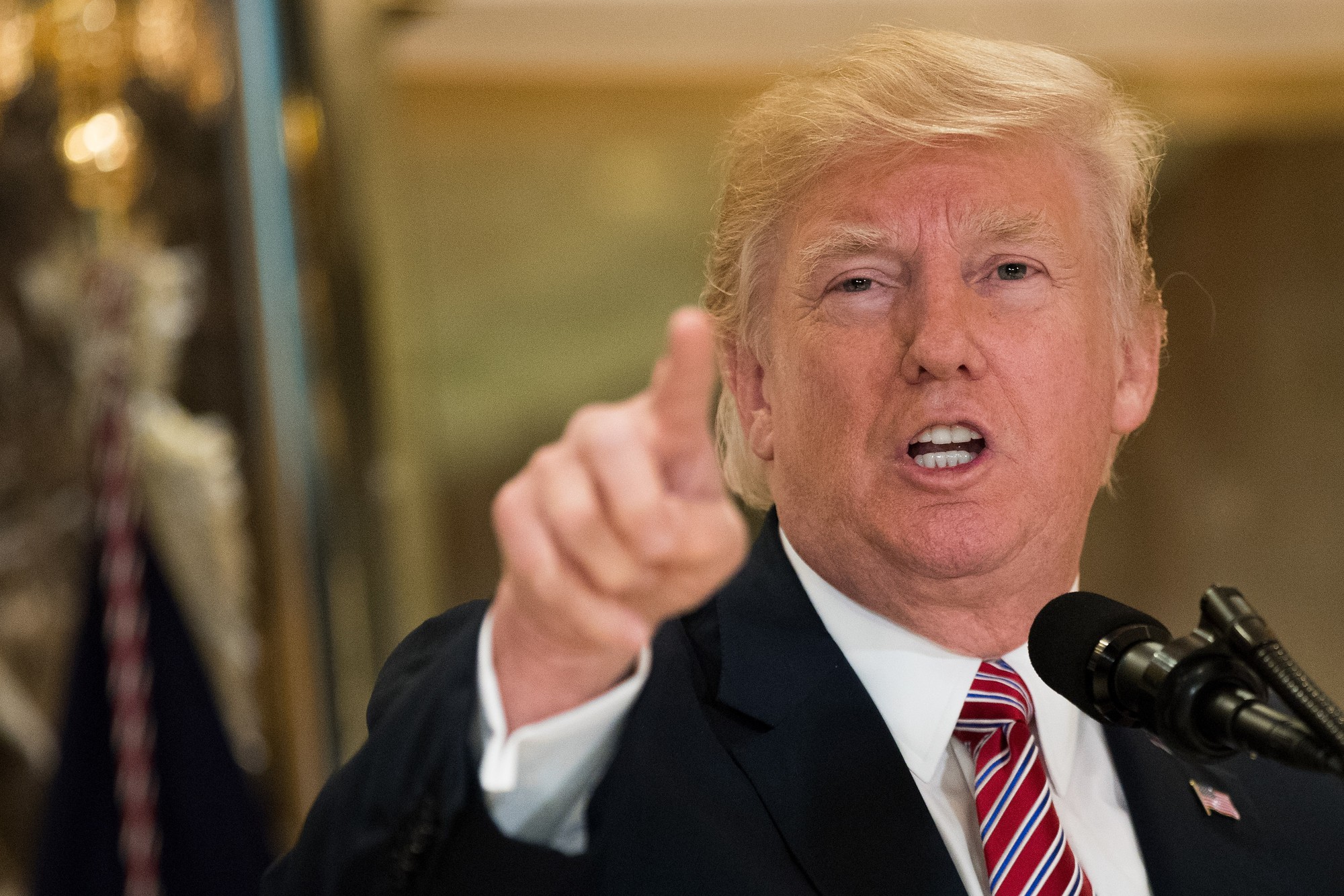 Tranh cãi về "quả bóng hạt nhân" trong tay ông Donald Trump