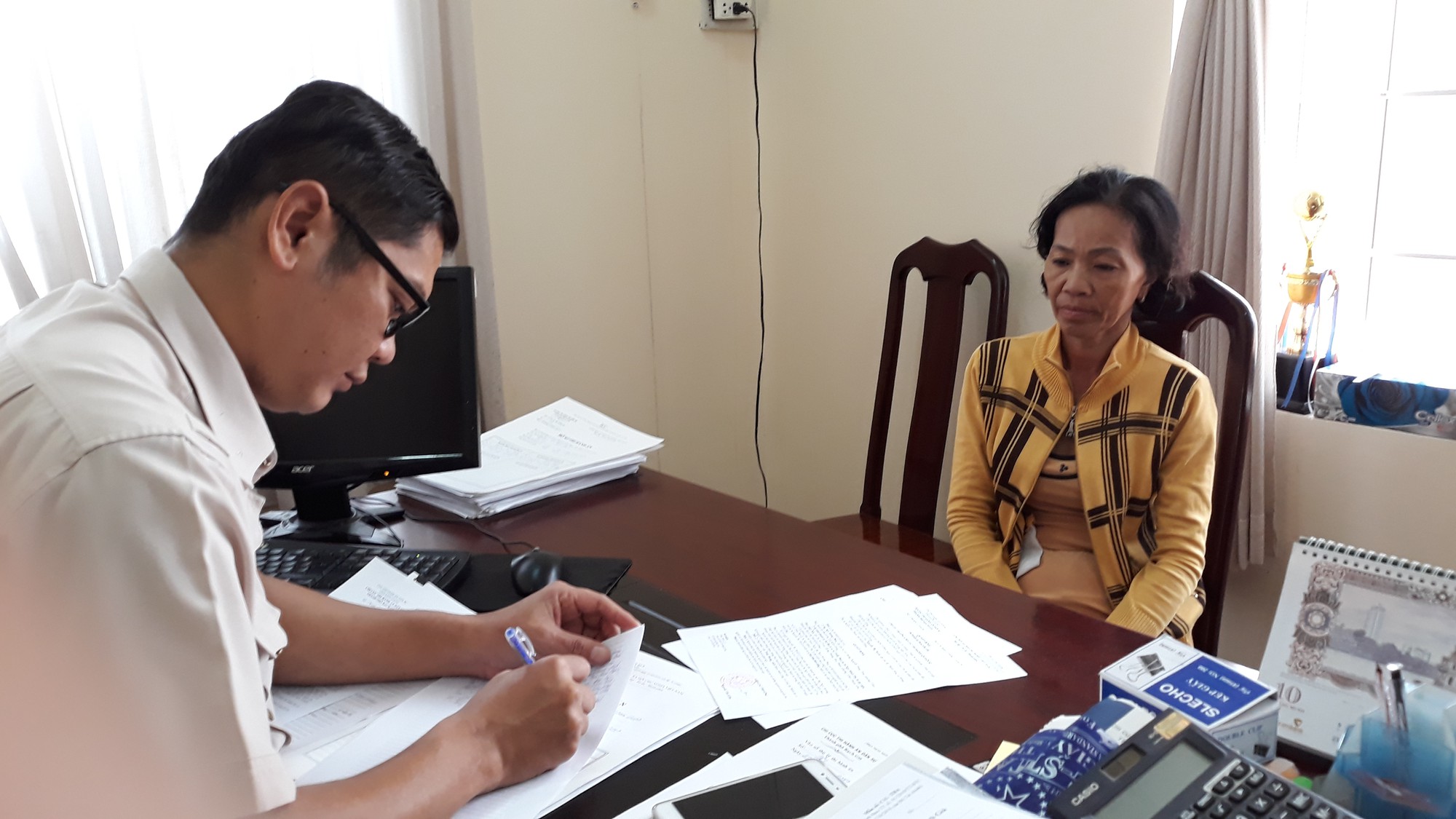 Vụ tờ vé số độc đắc nghi bị đánh tráo: Bà Tuyết nhận 200 triệu đầu tiên - Ảnh 2.