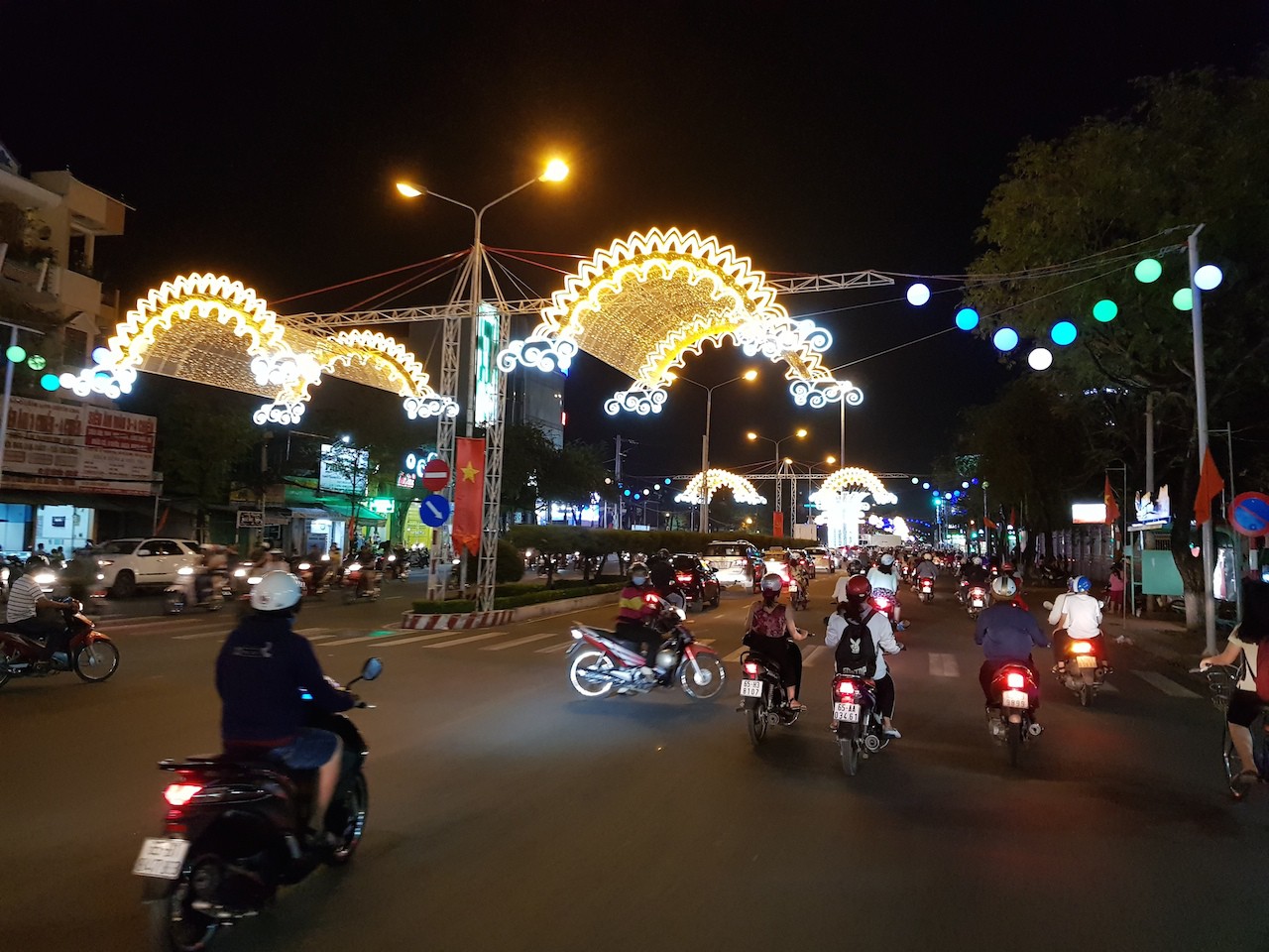 Đường đ&egrave;n nghệ thuật Cần Thơ lung linh trong đ&ecirc;m - Ảnh 4.