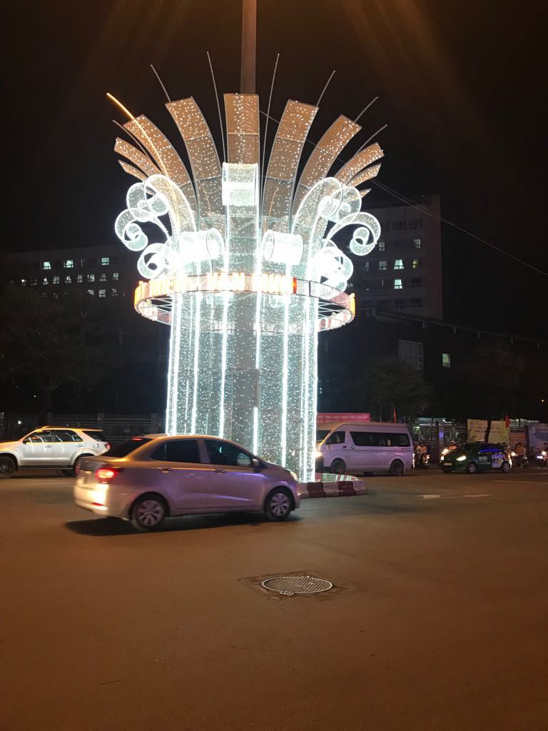 Đường đ&egrave;n nghệ thuật Cần Thơ lung linh trong đ&ecirc;m - Ảnh 7.