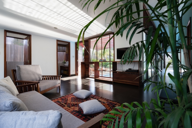 Ngôi nhà chính có tổng diện tích 200 m2 dành cho gia đình 4 người (2 vợ chồng, 2 con) được bao bọc bởi khuôn viên rộng. Bởi vậy, gia chủ có thể thoải mái mở cửa từ mọi phía.