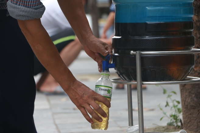 B&igrave;nh nước, th&ugrave;ng b&aacute;nh m&igrave; Thạch Sanh  giữa phố cổ H&agrave; Nội - Ảnh 2.