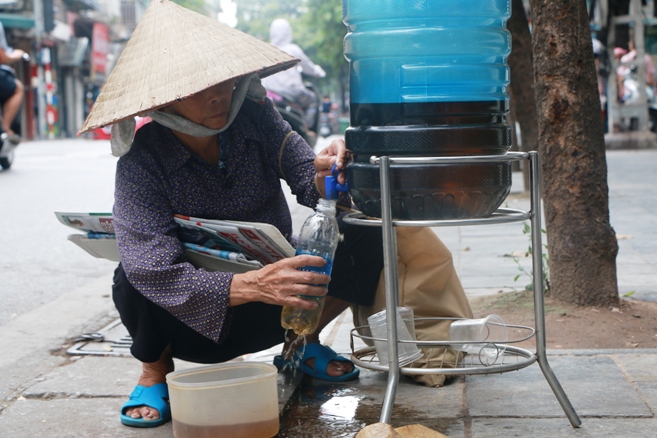B&igrave;nh nước, th&ugrave;ng b&aacute;nh m&igrave; Thạch Sanh  giữa phố cổ H&agrave; Nội - Ảnh 5.