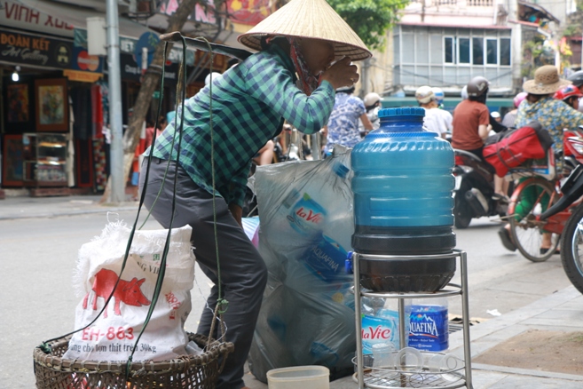 B&igrave;nh nước, th&ugrave;ng b&aacute;nh m&igrave; Thạch Sanh  giữa phố cổ H&agrave; Nội - Ảnh 4.