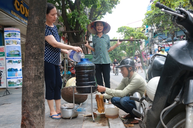 B&igrave;nh nước, th&ugrave;ng b&aacute;nh m&igrave; Thạch Sanh  giữa phố cổ H&agrave; Nội - Ảnh 6.