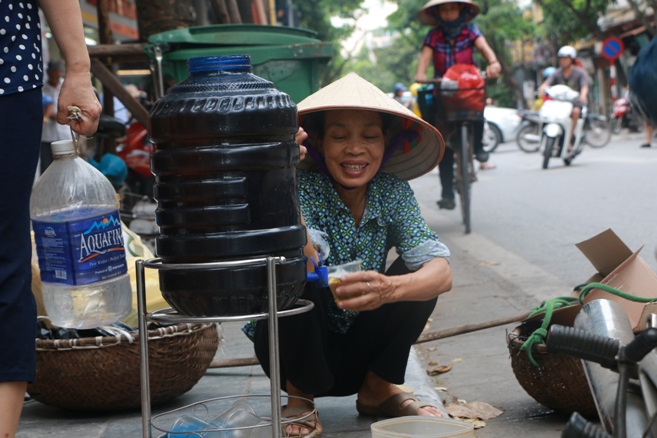 B&igrave;nh nước, th&ugrave;ng b&aacute;nh m&igrave; Thạch Sanh  giữa phố cổ H&agrave; Nội - Ảnh 7.