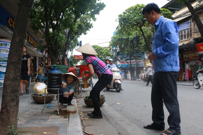 B&igrave;nh nước, th&ugrave;ng b&aacute;nh m&igrave; Thạch Sanh  giữa phố cổ H&agrave; Nội - Ảnh 8.