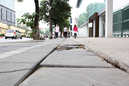 Chưa hết bảo hành, vỉa hè đã hỏng