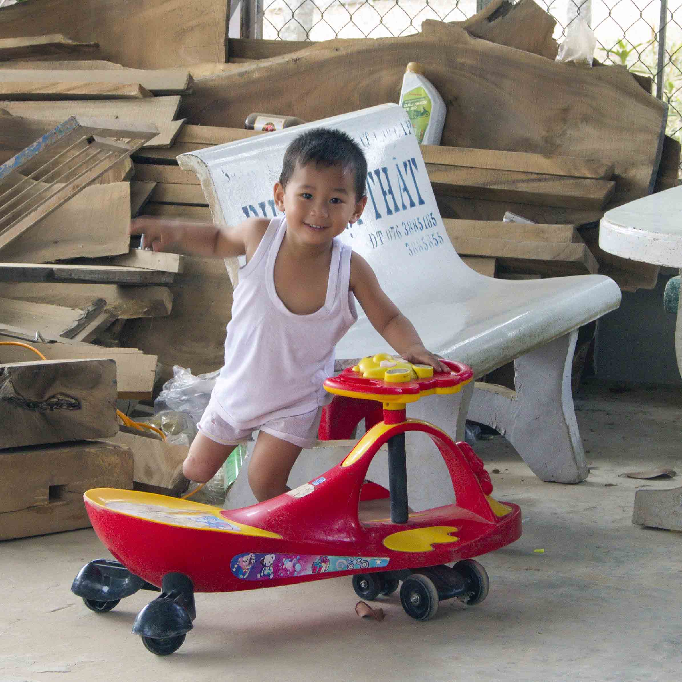 Nụ cười hồn nhiên của bé Huy chính là món quà vô giá dành tặng người mẹ đã mất nhân ngày 8-3