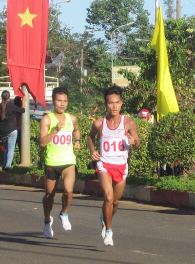 Nguyên Thanh (phải) tại Giải Việt dã toàn quốc “Chinh phục đỉnh cao Bà Rá” 2017