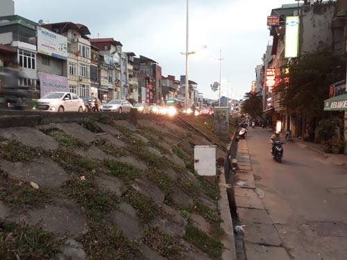 Cẩn trọng khi hạ đê sông Hồng làm đường