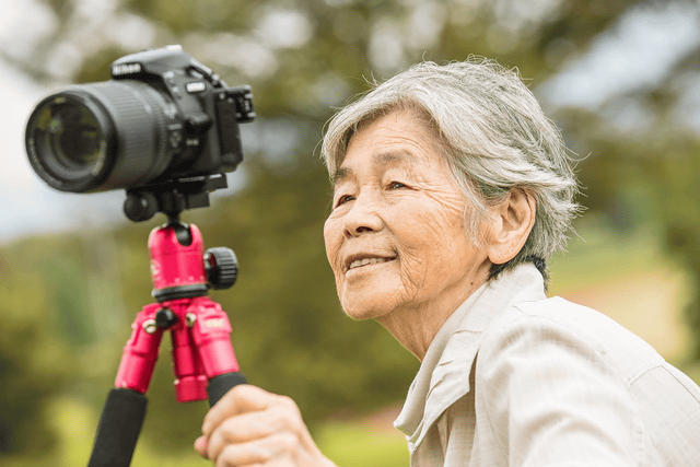 Cụ Nishimoto làm quen với máy ảnh ở buổi học chụp ảnh do con trai tổ chứcẢnh: NETATOPI