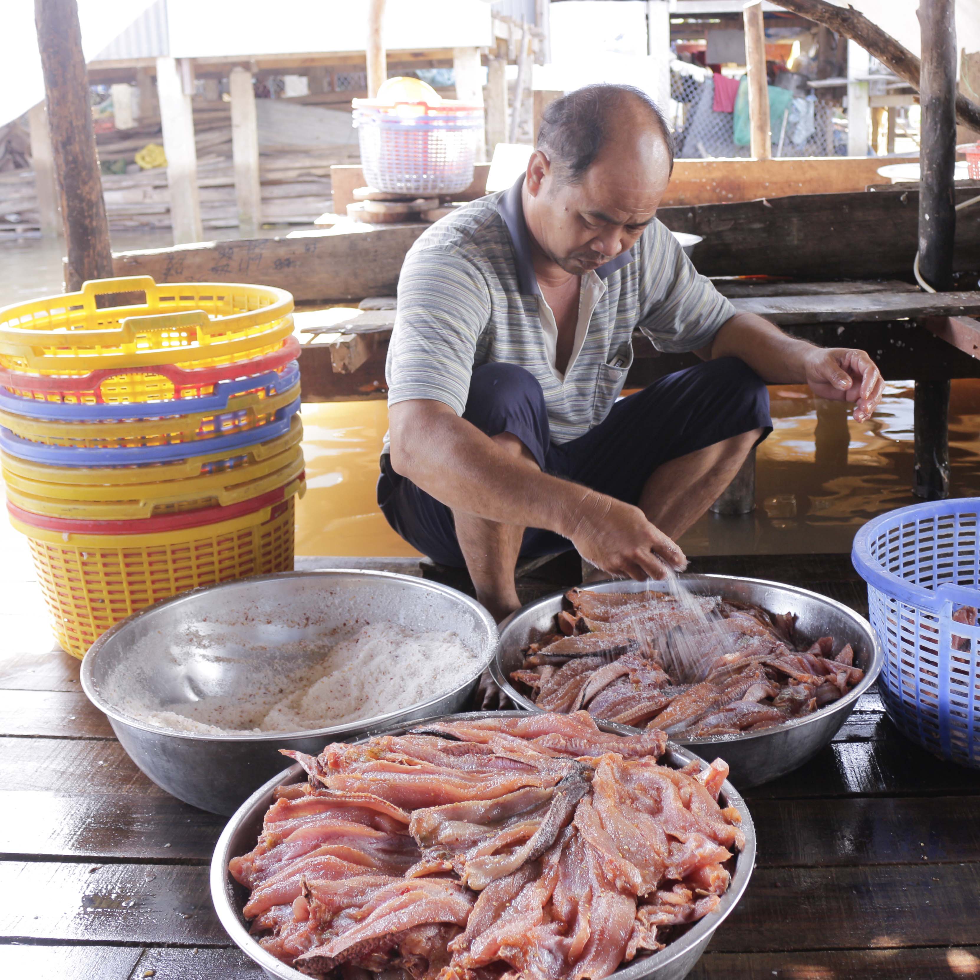 &ldquo;Chết th&egrave;m&rdquo; với đặc sản kh&ocirc; 1 nắng m&ugrave;a nước nổi - Ảnh 2.