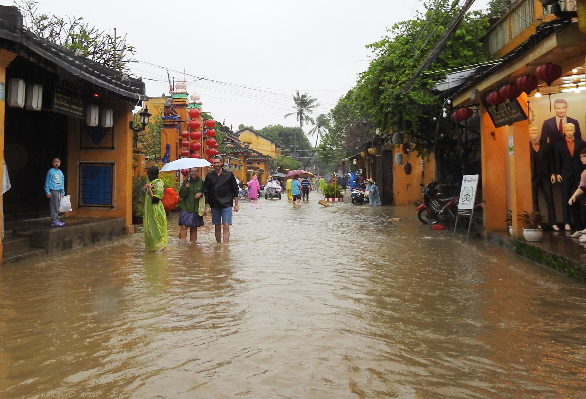 Lũ vượt báo động III, Hội An chìm trong biển nước - Ảnh 3.