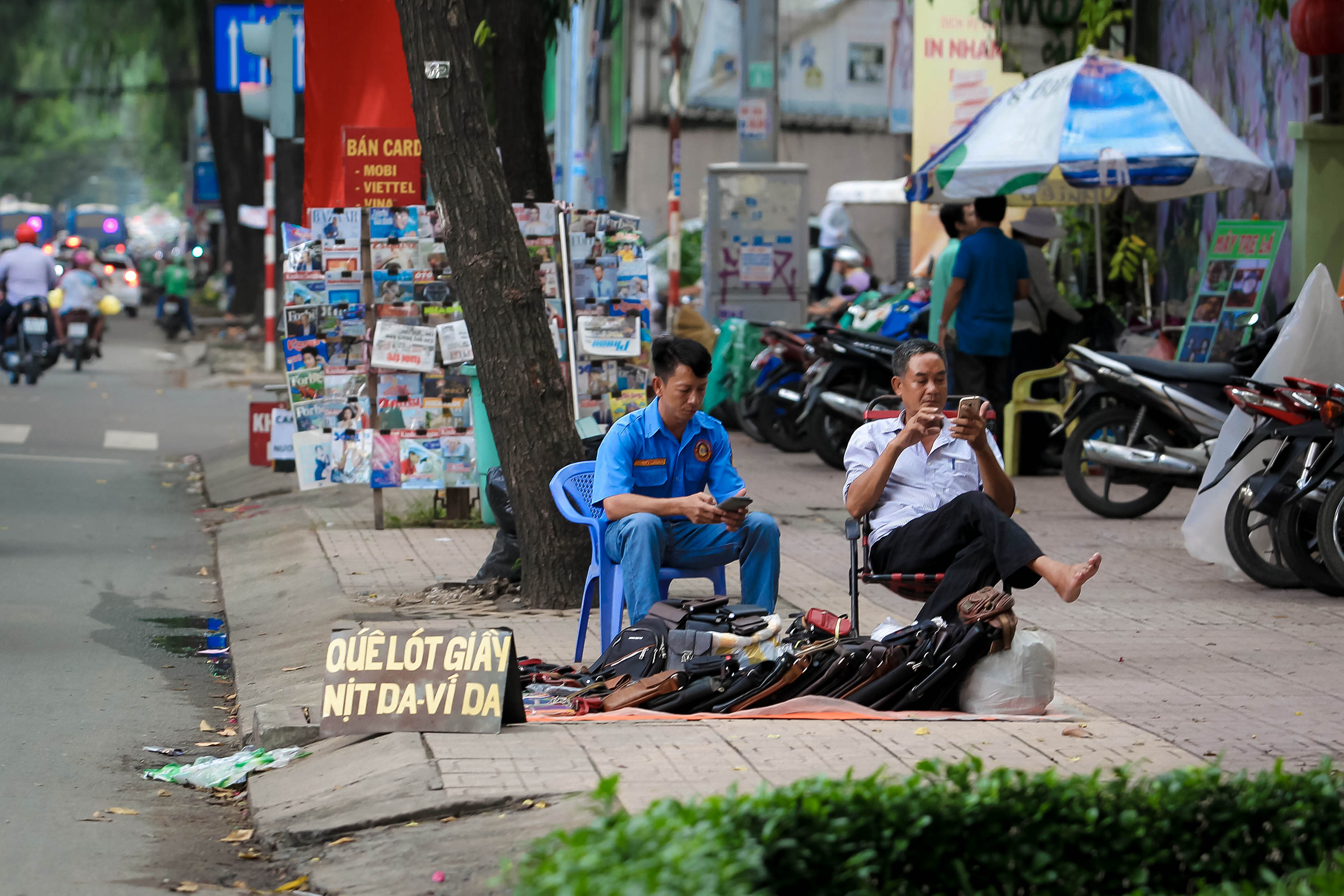 TP HCM: Nơi tho&aacute;ng, nơi vẫn lấn chiếm sau chiến dịch gi&agrave;nh lại vỉa h&egrave; - Ảnh 13.