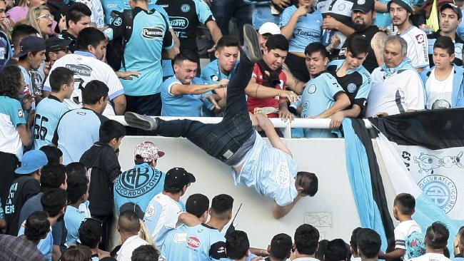Argentina: CĐV bị ném chết từ độ cao 5 m
