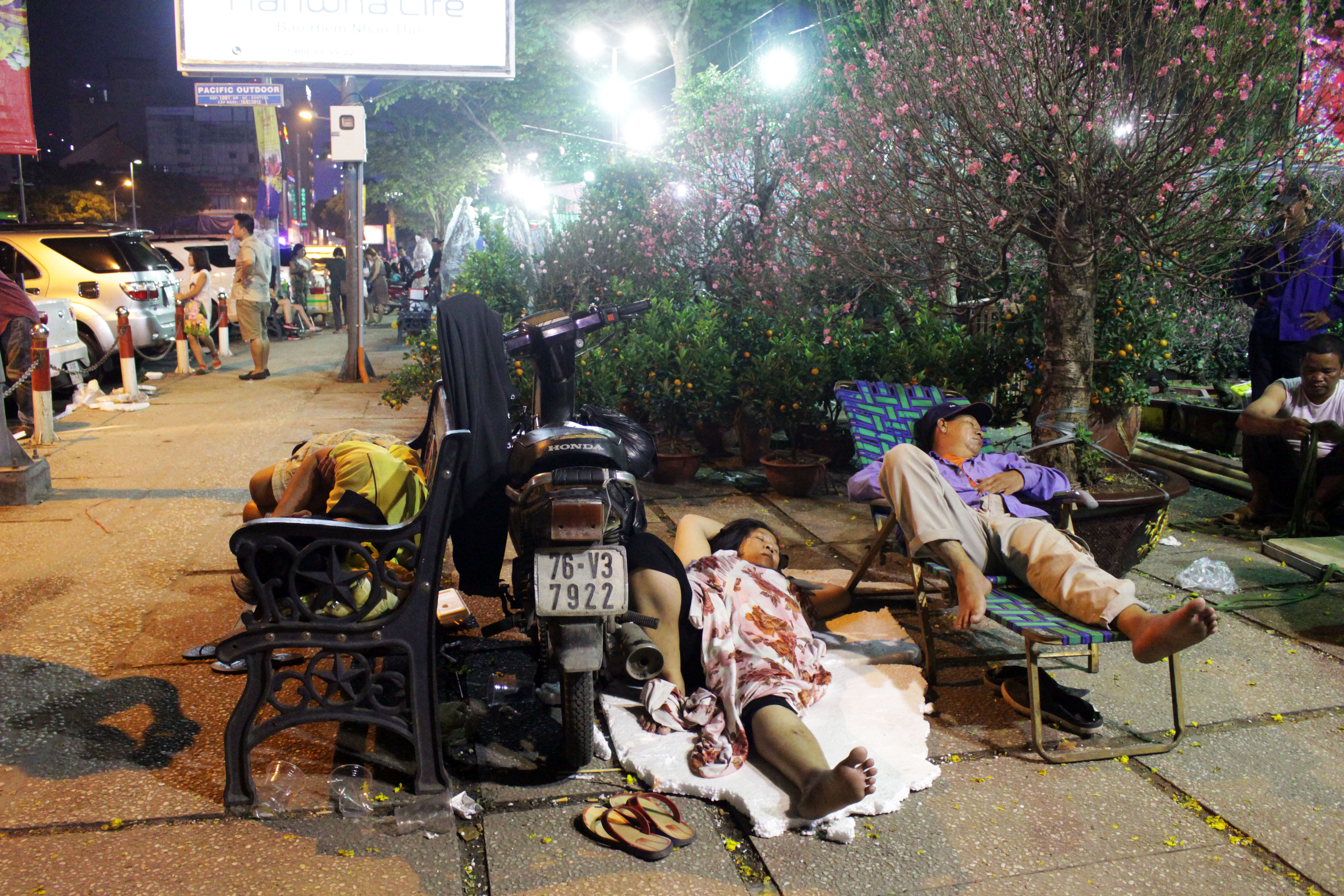 Tại công viên 23-9, nhiều người quá mệt mỏi ngủ vật vờ bên gian hàng.