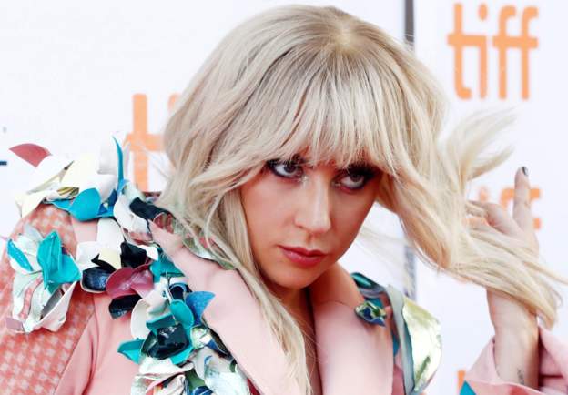 Lady Gaga hoãn lưu diễn đến 2018 vì đau xơ cơ