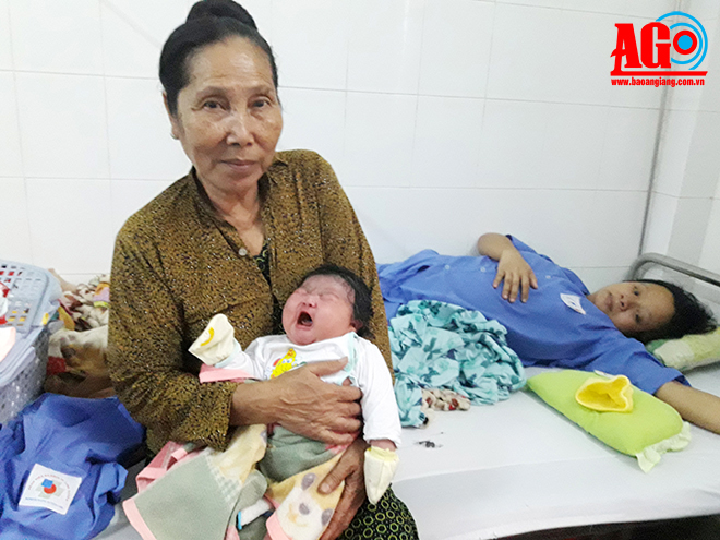 An Giang: Mừng đón bé gái nặng 5,2 kg, được sinh thường