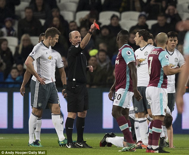 Mike Dean đuổi Sofiane Feghouli bên phía chủ nhà West Ham trận gặp M.U