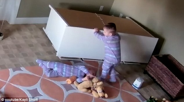 Bé Bowdy cứu em trai Brock khỏi bị tủ đè. Ảnh: Kayli Shoff