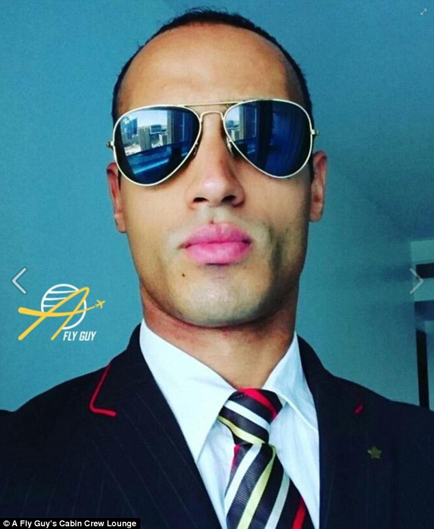 Mohamed Naeem Salama, tiếp viên của hãng hàng không Emirates, gây ấn tượng với vẻ lịch lãm