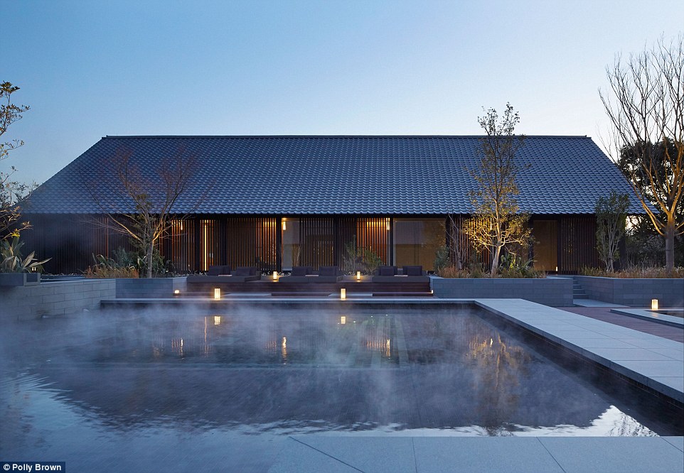 
Đến Amanemu, du kh&aacute;ch sẽ được trải nghiệm tắm Onsen truyền thống của người Nhật. Ảnh: Polly Brown
