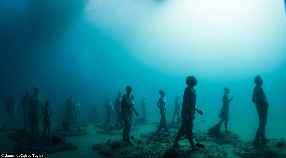
Nghệ nh&acirc;n người Anh Jason deCaires Taylor khẳng định t&aacute;c phẩm của anh l&agrave; m&oacute;n qu&agrave; cho những ai c&ograve;n niềm tin v&agrave; hy vọng ở đ&aacute;y đại dương
