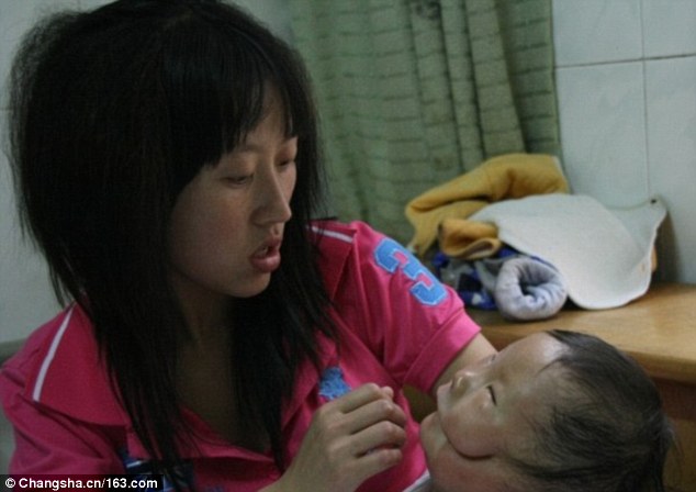 Mẹ của bé, cô Dịch Hỉ Liên, vô cùng đau khổ khi nhìn thầy con trai lần đầu. Ảnh: Changsha
