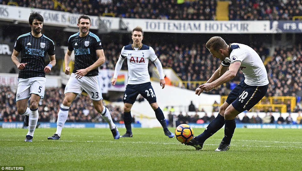 Xem Kane lập hat-trick, Tottenham chiếm ngôi nhì của Liverpool