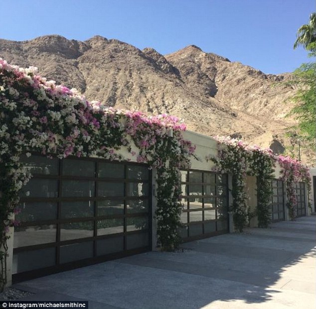 
B&ecirc;n ngo&agrave;i căn hộ nơi &ocirc;ng b&agrave; Obama nghỉ dưỡng. Ảnh: Daily Mail

