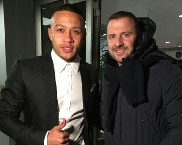 Depay tươi rói ngày đến Lyon
