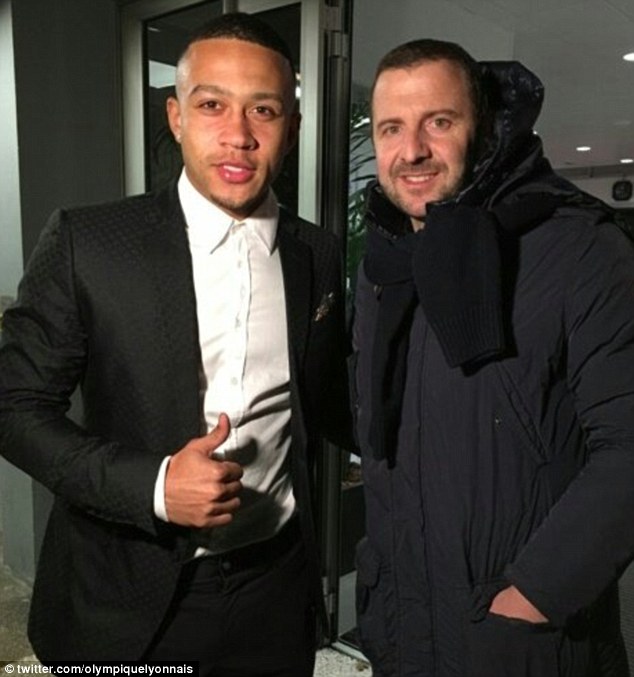 Depay và Giám đốc tuyển trạch Lyon, ông Florian Maurice