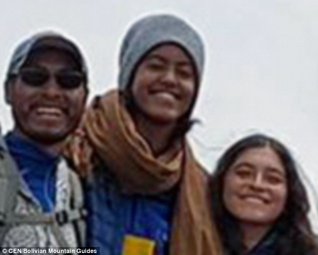 
Malia Obama (giữa), 18 tuổi, tươi cười chụp h&igrave;nh c&ugrave;ng mọi người. Ảnh: CEN
