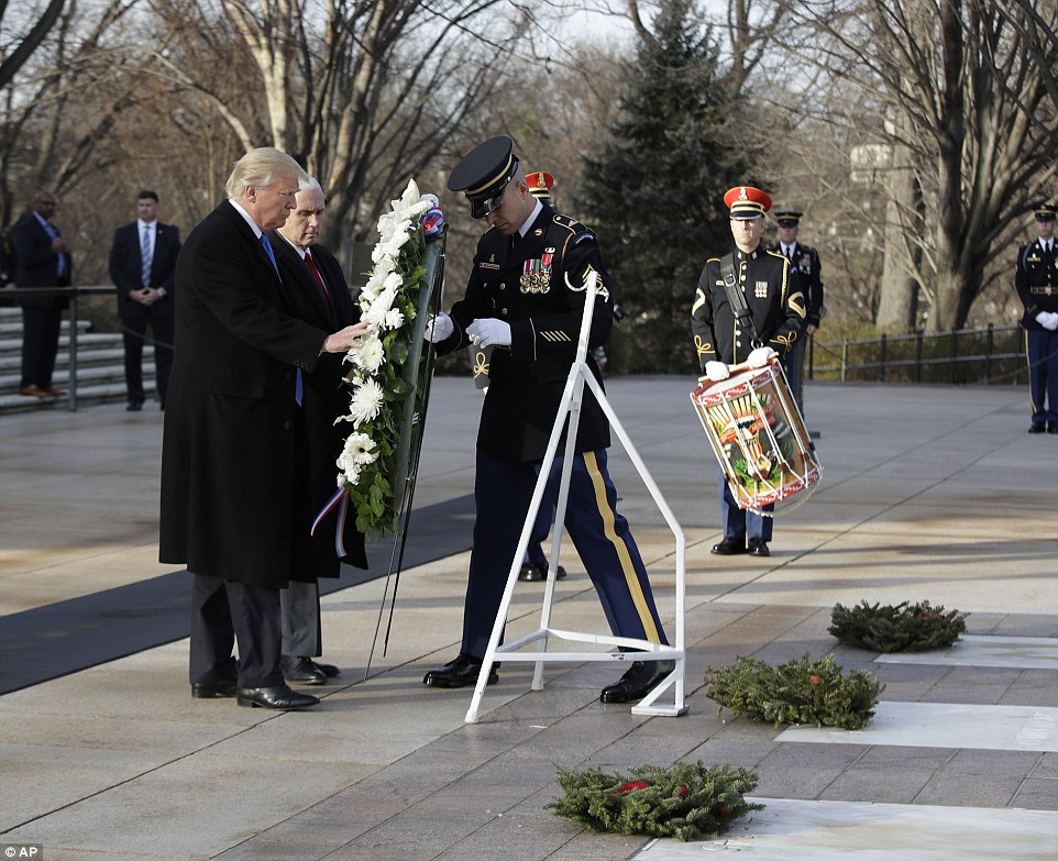 Trước đ&oacute; c&ugrave;ng ng&agrave;y, &ocirc;ng Trump đặt v&ograve;ng hoa tưởng niệm l&ecirc;n mộ của những binh sĩ v&ocirc; danh để tưởng nhớ đến những người đ&atilde; hi sinh v&igrave; đất nước. Ảnh: AP