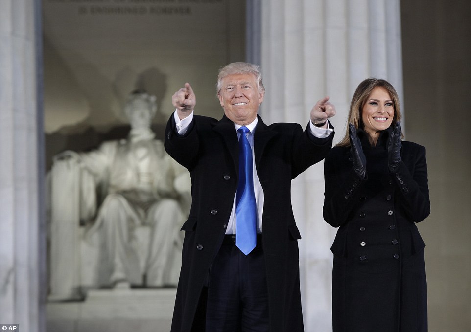 B&agrave; Melania g&acirc;y ấn tượng mạnh khi ph&aacute;t biểu tr&ecirc;n s&acirc;n khấu. Ảnh: AP