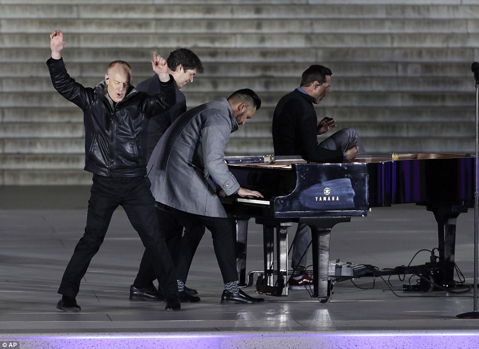 Hiện tượng Youtube, nh&oacute;m The Piano Guys, cũng đến chung vui c&ugrave;ng gia đ&igrave;nh &ocirc;ng Trump. Ảnh: AP