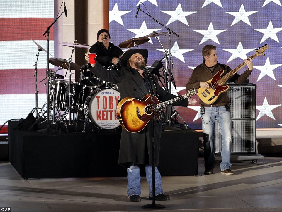 Ca sĩ, nhạc sĩ Toby Keith biểu diễn 2 ca kh&uacute;c Made In America v&agrave; Courtesy Of The Red, White And Blue đ&igrave;nh đ&aacute;m. Ảnh: AP
