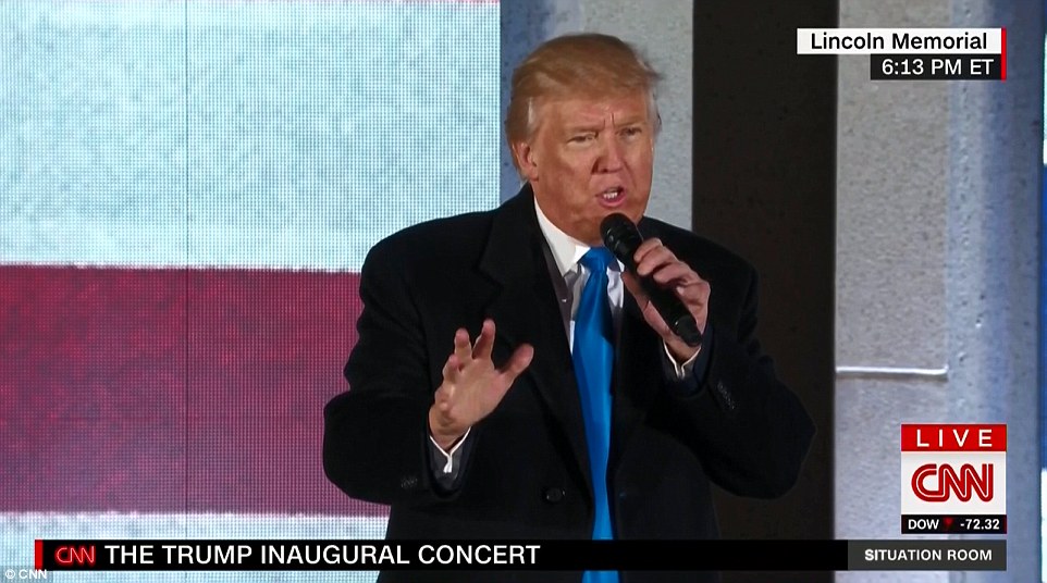 &Ocirc;ng Trump ph&aacute;t biểu trong tiếng reo h&ograve; của h&agrave;ng ng&agrave;n người. Ảnh: CNN