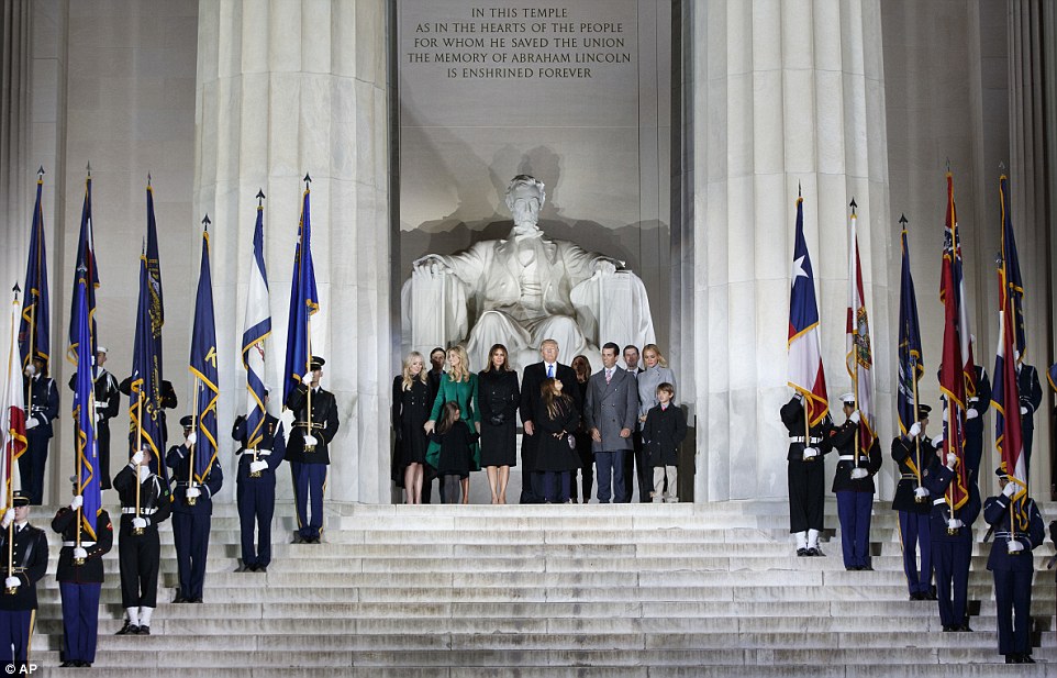 Gia đ&igrave;nh &ocirc;ng Trump tại Đ&agrave;i tưởng niệm Lincoln. Ảnh: AP