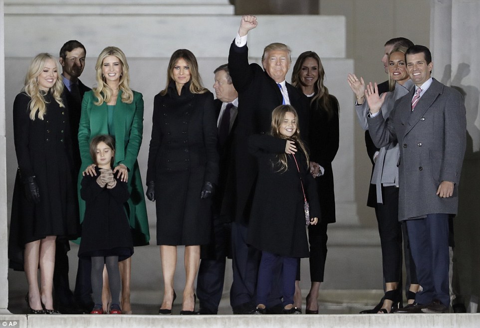 "Biển người" chen chân nghe ông Trump phát biểu trước ngày nhậm chức