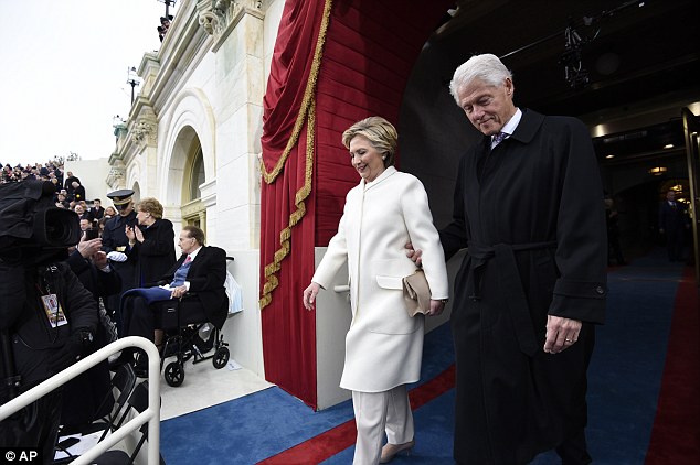 Cách ông Bill Clinton nắm tay vợ khá cứng nhắc. Ảnh: AP