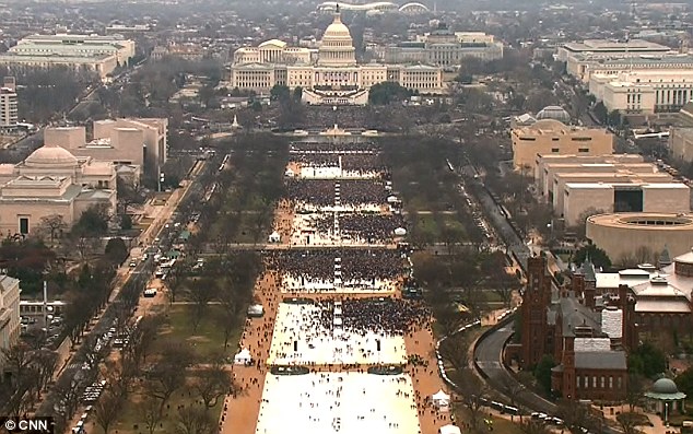 
Lượng người tham dự buổi lễ nhậm chức của &ocirc;ng Trump được cho l&agrave; &iacute;t hơn lượng người biểu t&igrave;nh h&ocirc;m 22-1.
