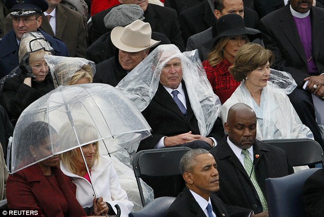 Và bà Michelle Obama được trang bị dù. Ảnh: Reuters