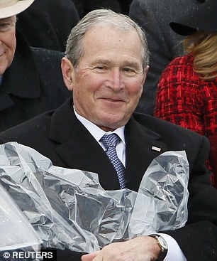 Tuy gặp phải tình huống kém vui nhưng ông Bush vẫn cười tươi. Ảnh: Reuters