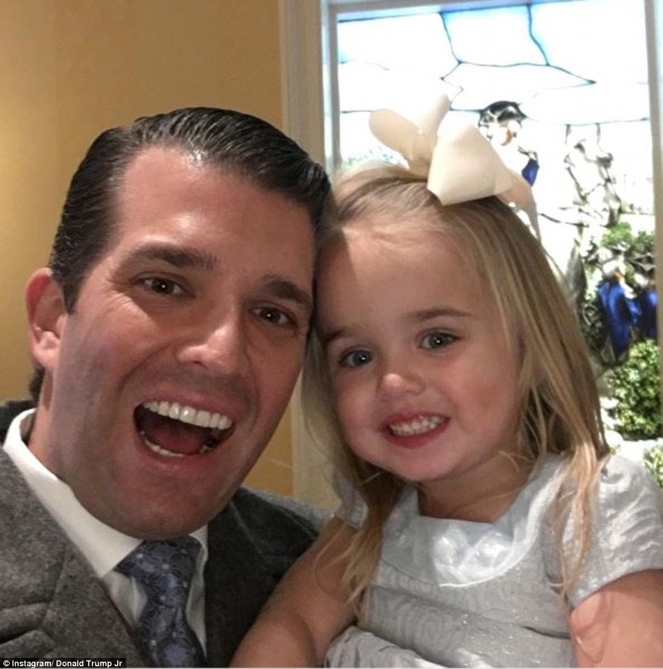 
Donald Trump Jr selfie c&ugrave;ng con g&aacute;i Chloe sau buổi lễ. Ảnh: Instagram
