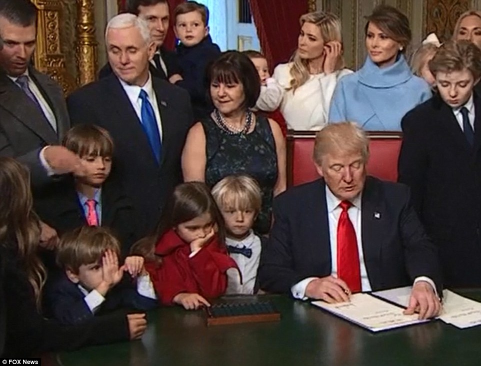
C&aacute;c ch&aacute;u của &ocirc;ng Trump bắt đầu mất ki&ecirc;n nhẫn v&agrave; pha tr&ograve;. Từ tr&aacute;i qua: Kai Madison (con g&aacute;i của Donald Jr), Spencer (con trai của Donald Jr), Don III (con trai của Donald Jr), Arabella (con g&aacute;i của Ivanka) v&agrave; Tristan (con trai của Donald Jr). Ảnh: FOX
